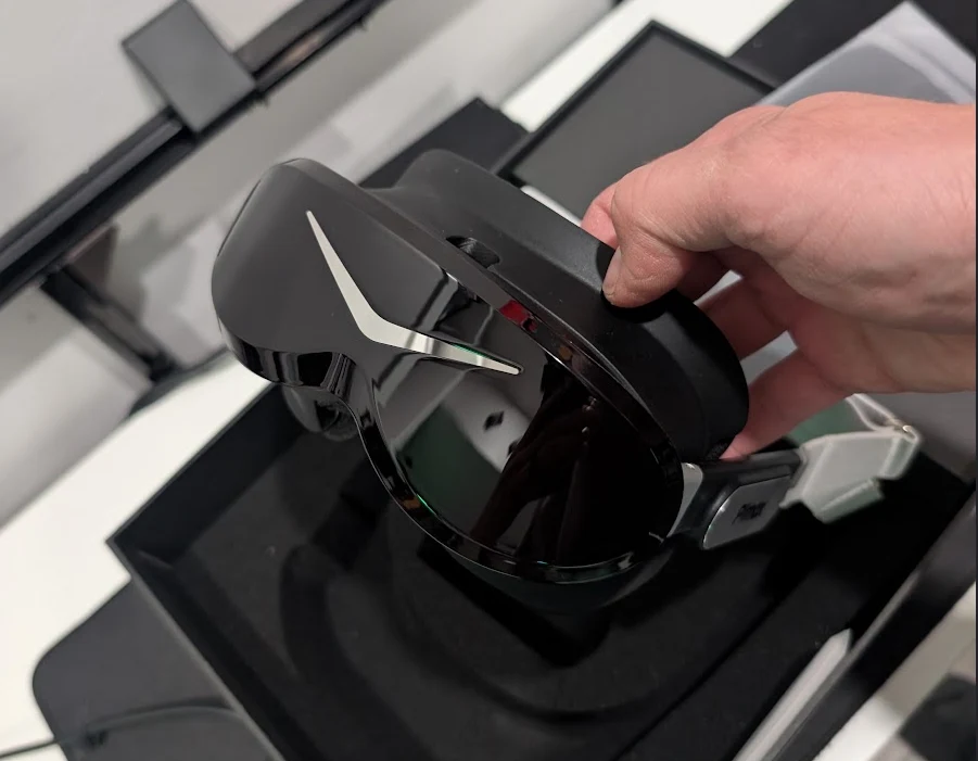 Pimax Dream Air SE held in hand